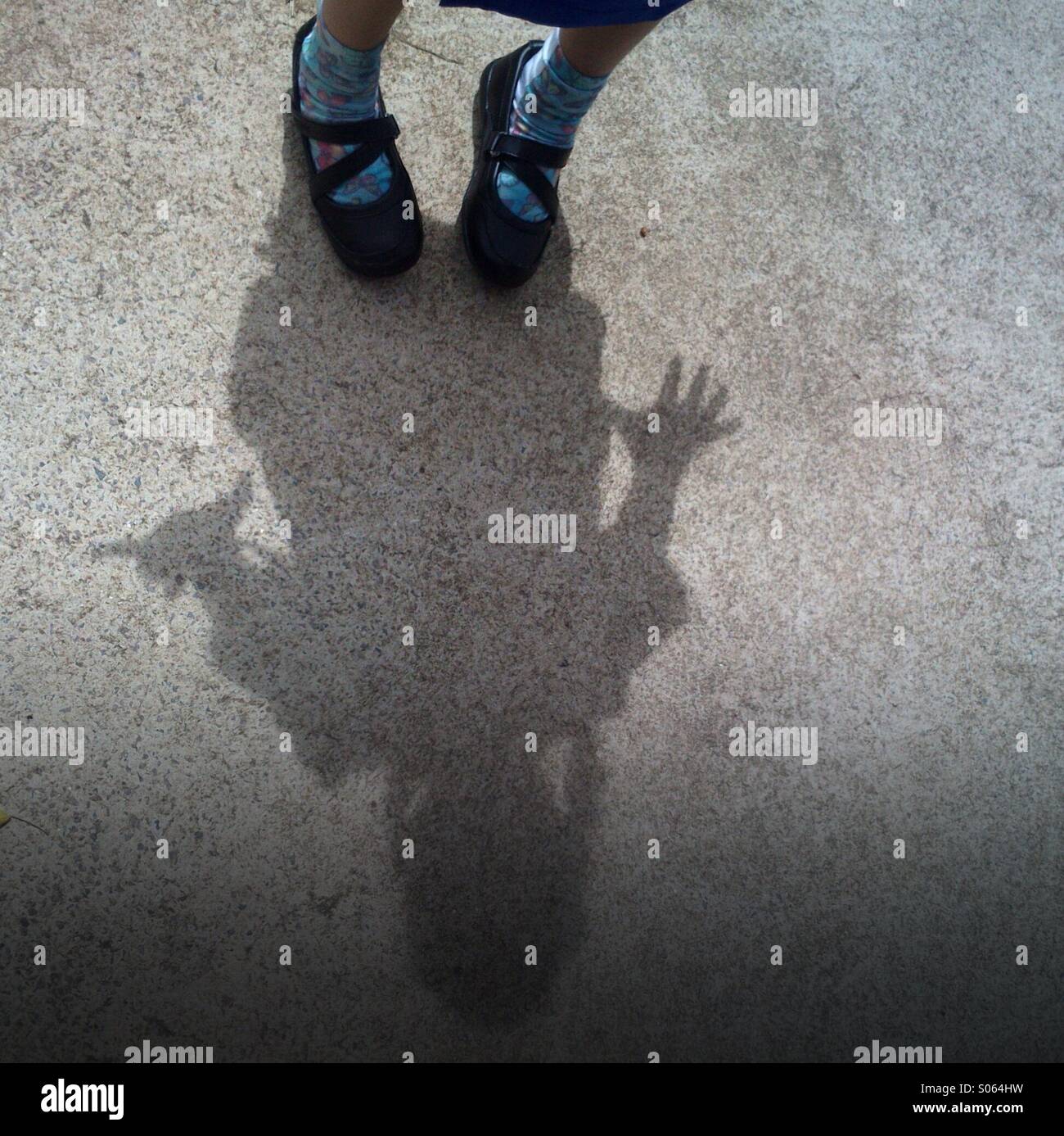 Schatten eines Mädchens sehr erschrocken. Stockfoto