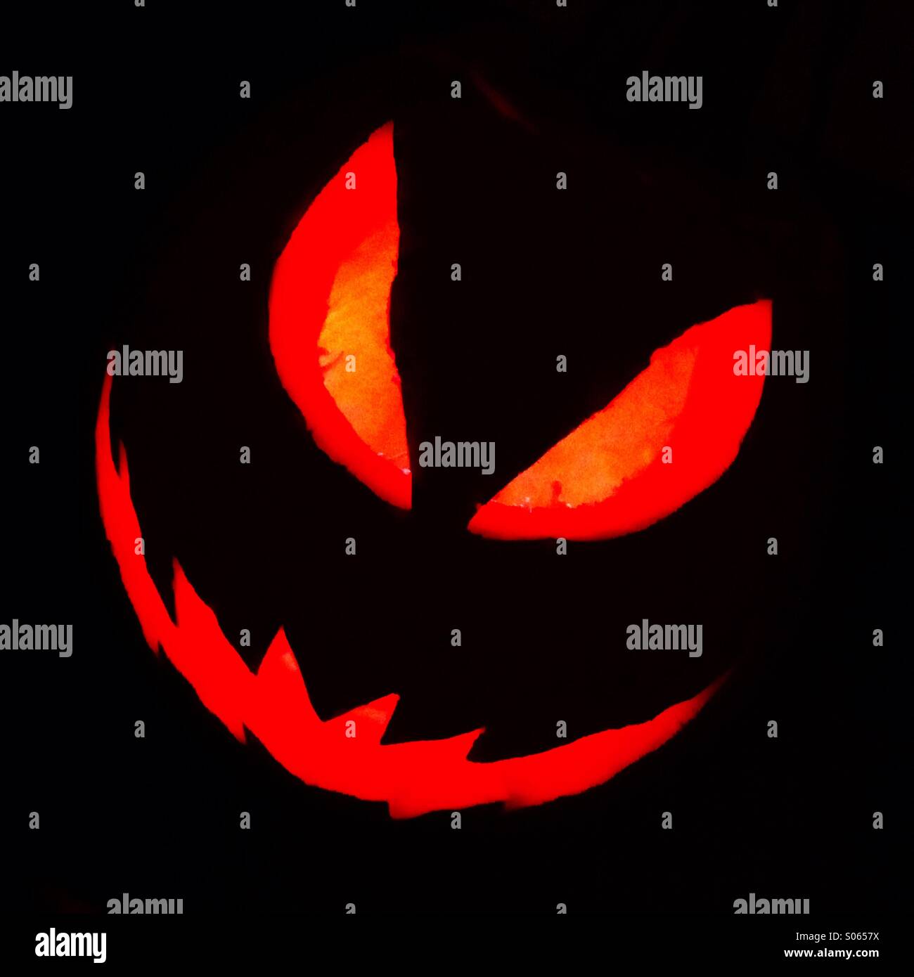 Halloween Jack-o-Laterne in der Nacht. - Smartphone-aufgenommenes Stockfoto