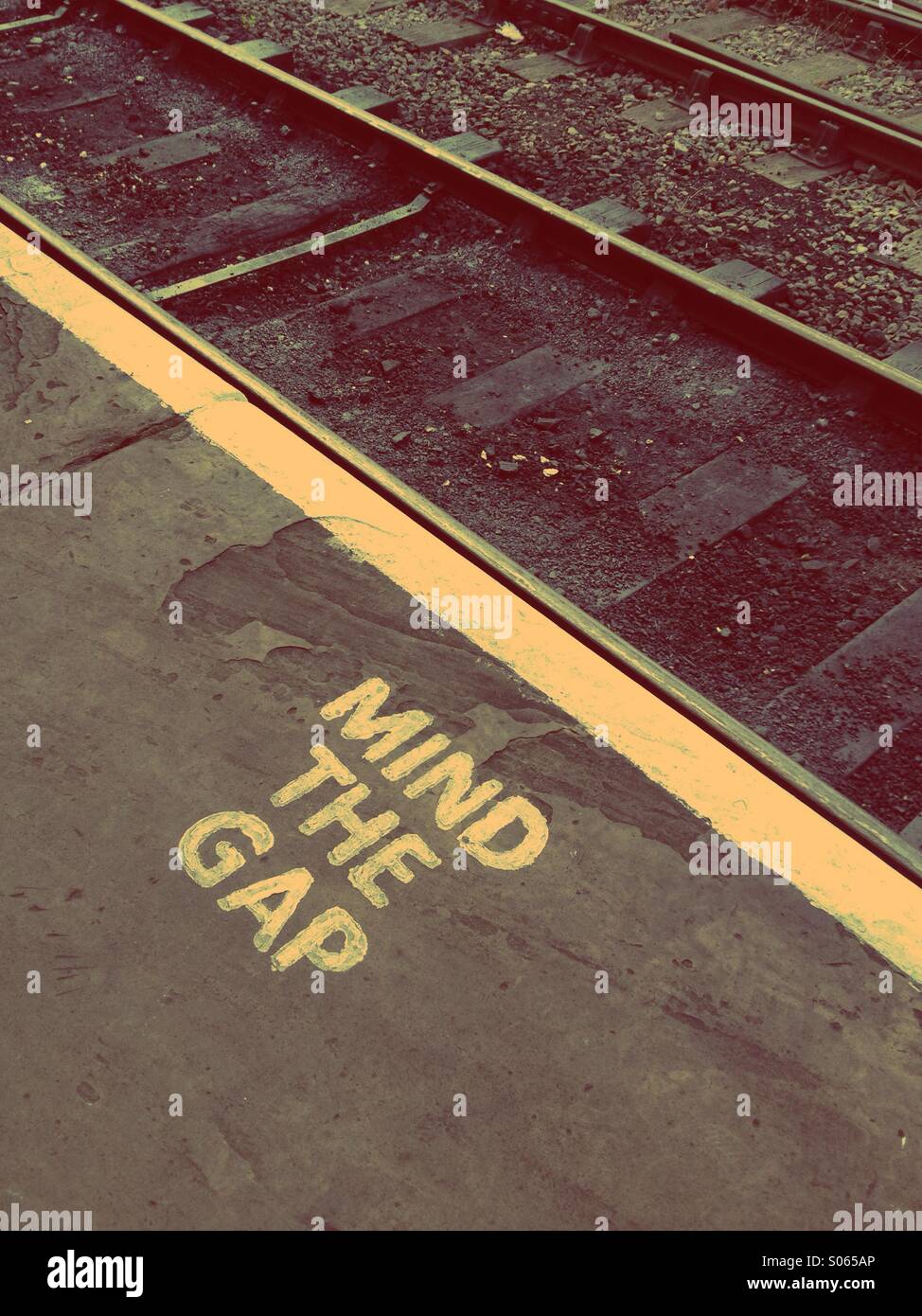 Nahaufnahme eines Geistes die Lücke Anweisung bei einer Eisenbahn Stockfoto