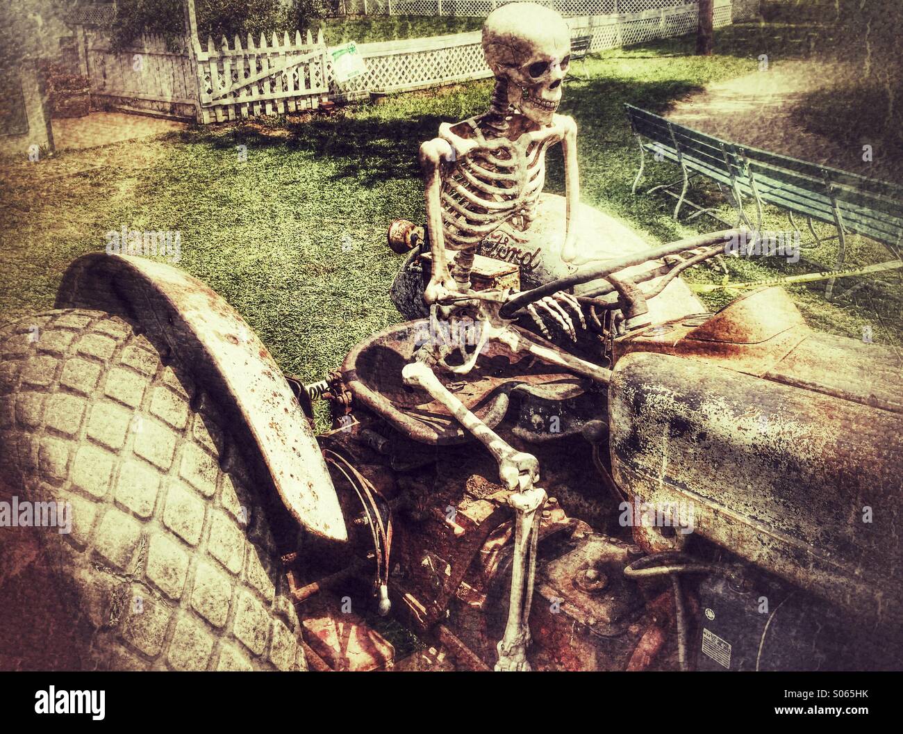 Skelett eine alten Traktor fahren Stockfoto