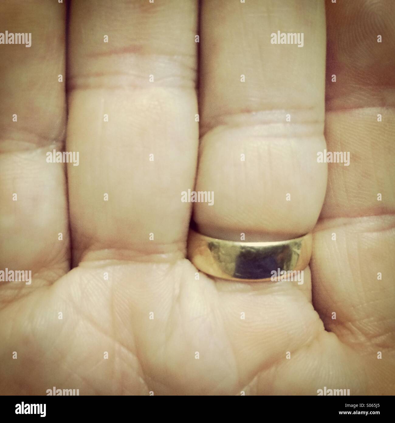 Hand mit dem Ehering, Männlich, Alter 62 - Smartphone-aufgenommenes Stockfoto