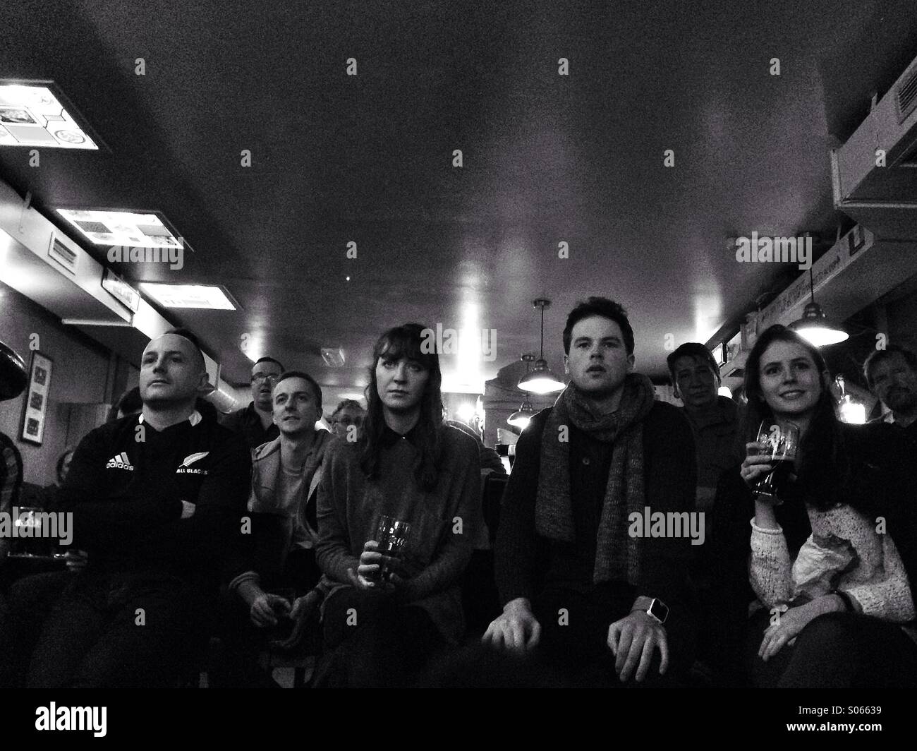 Gerade eine Rugby Spiel in einer Bar - Smartphone-aufgenommenes Stockfoto