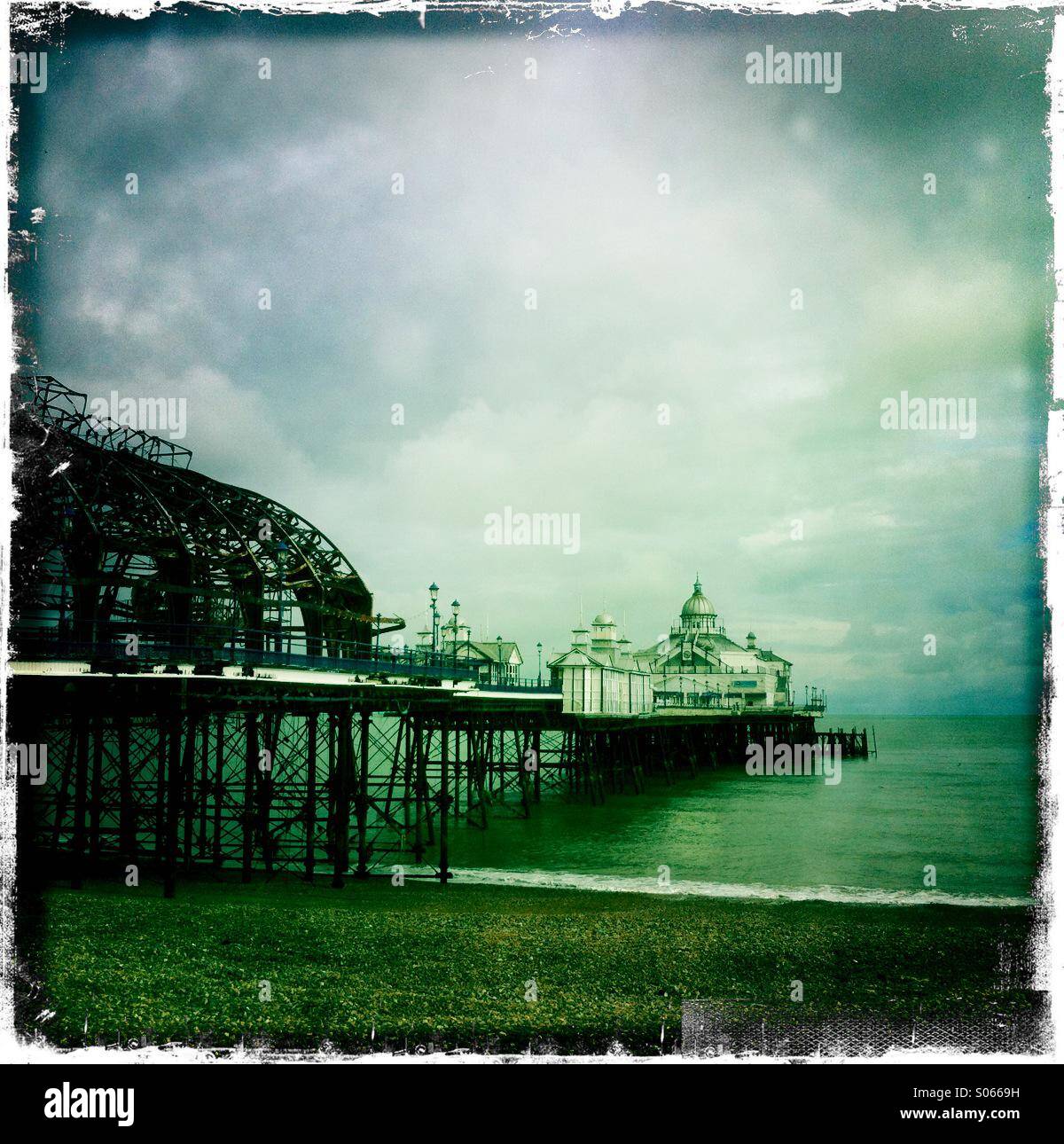 Eastbourne Pier, zeigt Feuerschaden. East Sussex, England - Smartphone-aufgenommenes Stockfoto