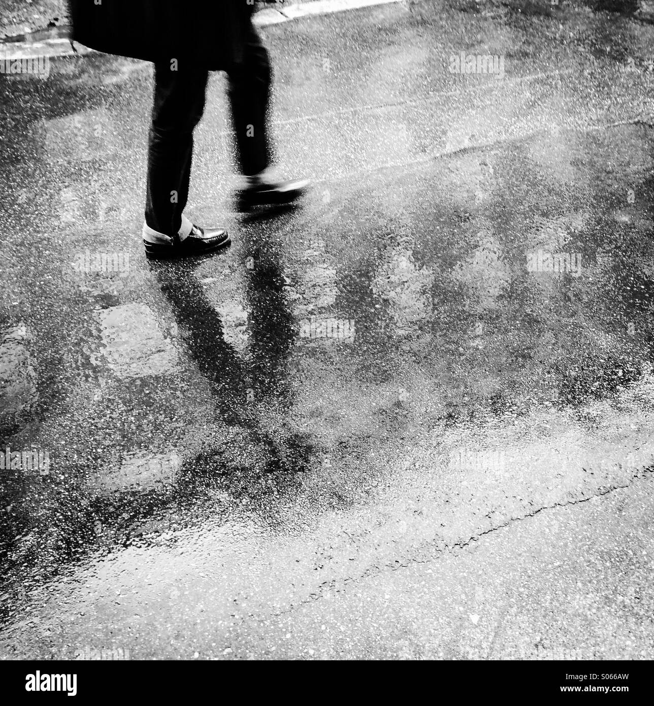 Fuß auf einer nassen Straße Stockfoto