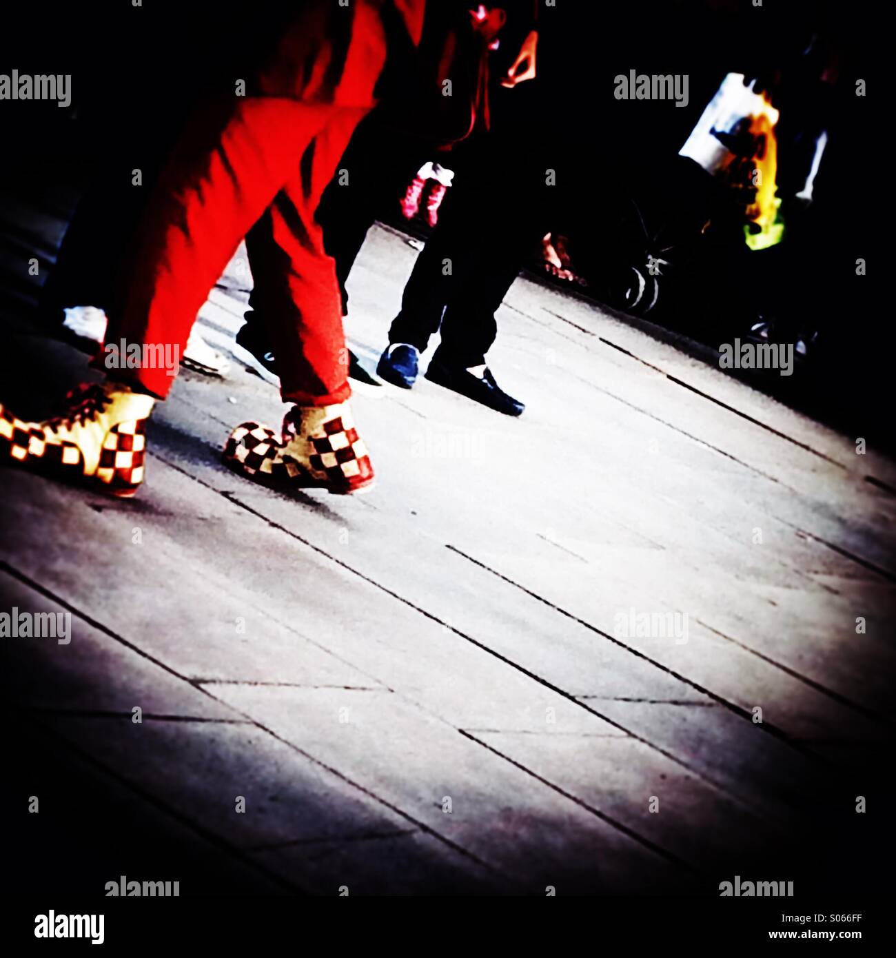 Clowns-Füße in der Menge - Smartphone-aufgenommenes Stockfoto