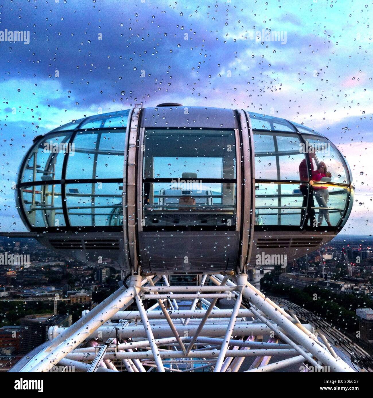 Ein paar in einer Kapsel auf dem London Eye. London England. Europa Stockfoto
