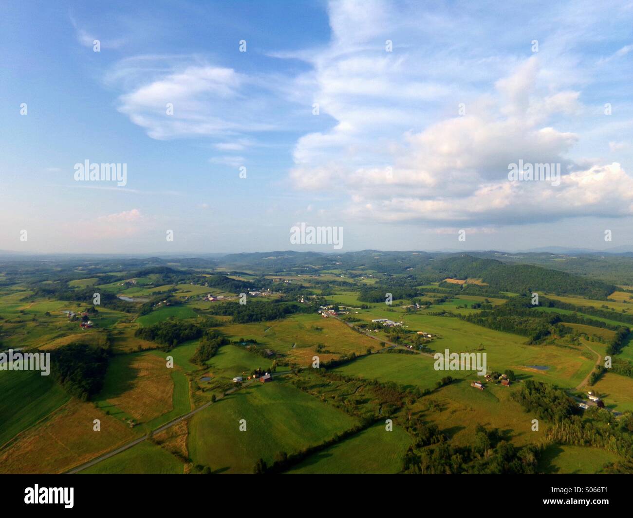 Luftaufnahme des Lake George Bereich, Bundesstaat New York - aus einem Heißluftballon. - Smartphone-aufgenommenes Stockfoto