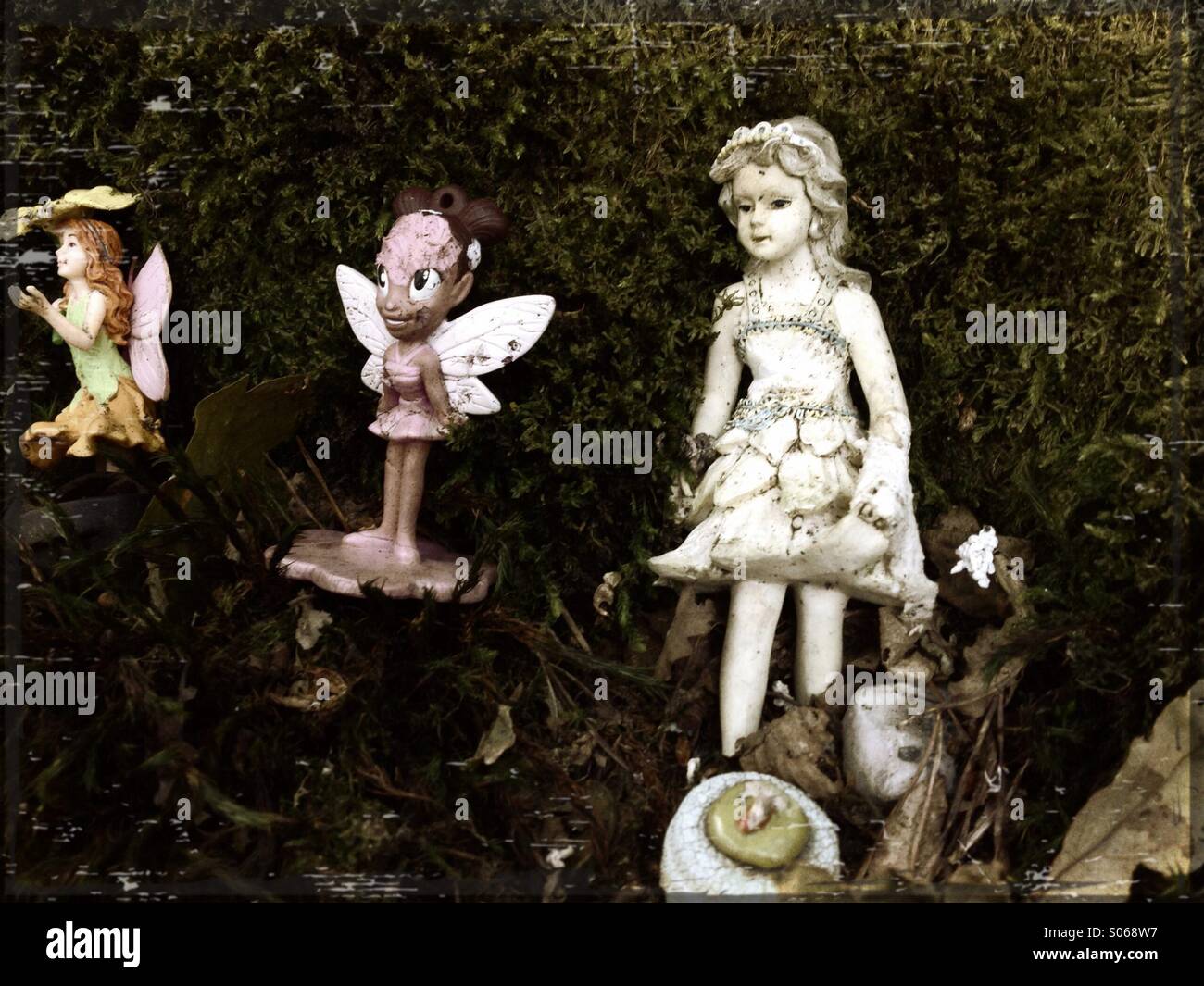 Märchen-Figuren als Glücksbringer am Fuße des Baumes an Fee Standort Links Stockfoto