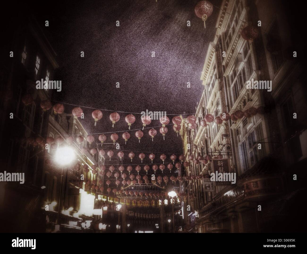 Gerrard Street in Chinatown bei Nacht, London, England, UK - Smartphone-aufgenommenes Stockfoto