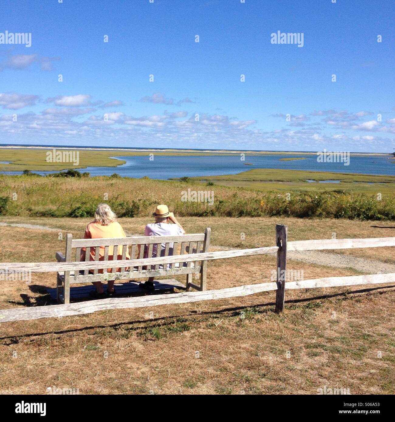 Paar Vogelbeobachter, genießen die Aussicht vom Fort Hill - Eastham, Cape Cod Stockfoto
