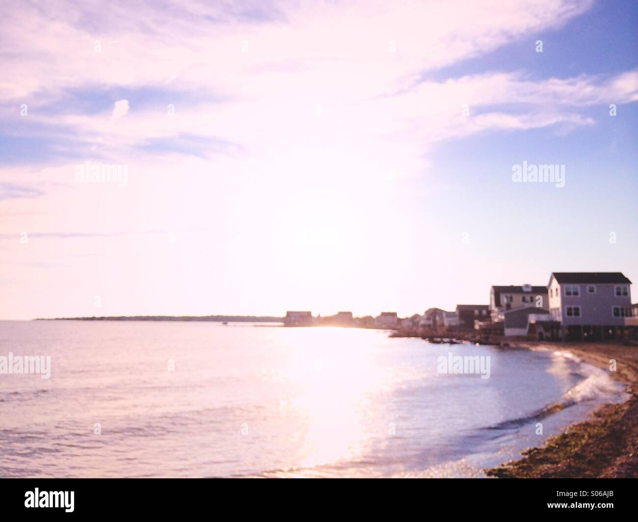 Idyllische Sommer Häuser in Connecticut, New England, mit Blick auf den Strand und den Long Island Sound. Stockfoto