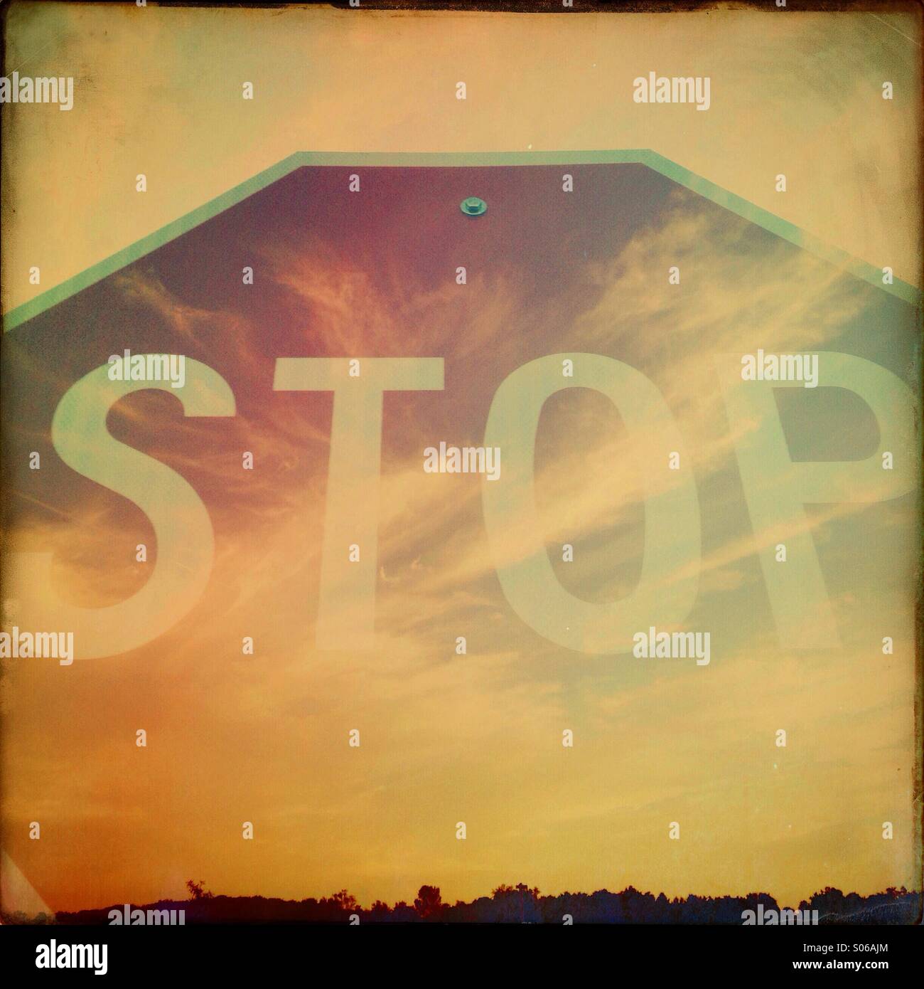 Stop-Schild von Wolken durchzogen. Stockfoto