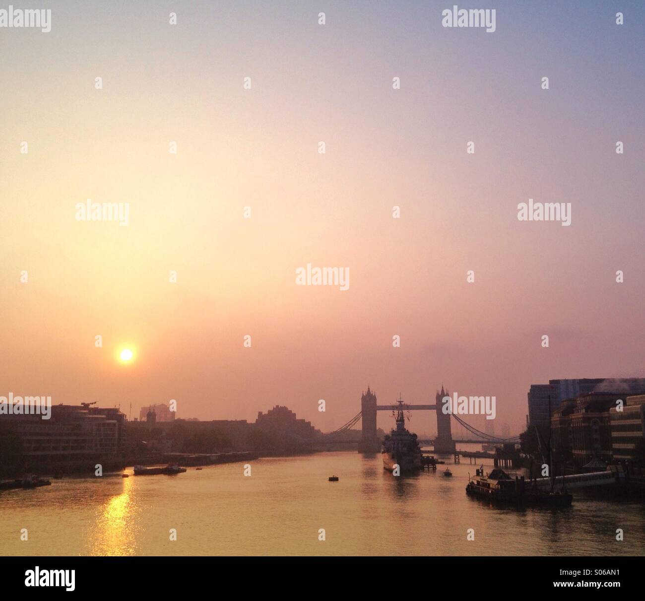Tower Bridge, HMS Belfast und Sunrise - Smartphone-aufgenommenes Stockfoto