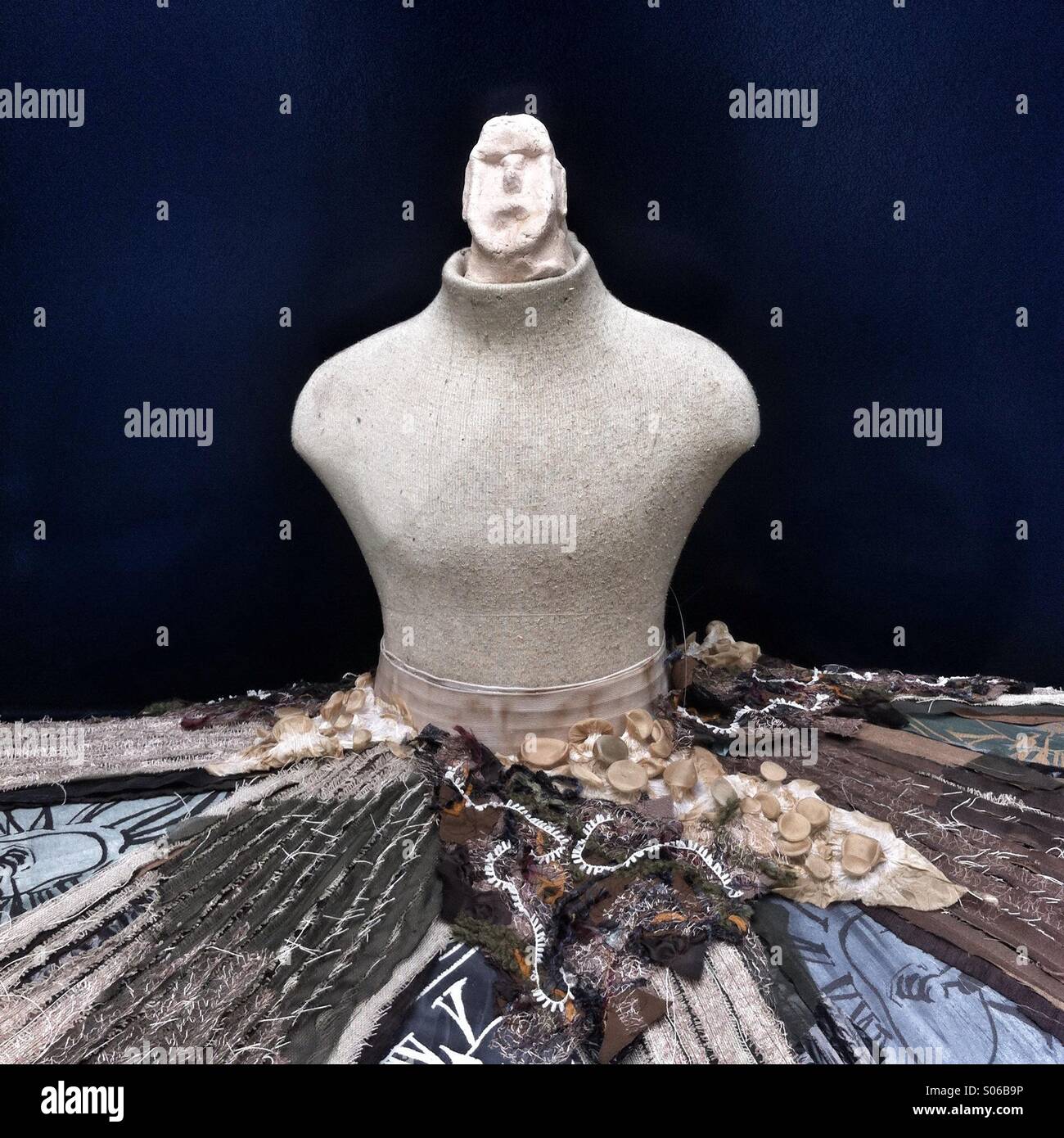 Mannequin mit Lehm Kopf trägt einen hausgemachten Rock Stockfoto