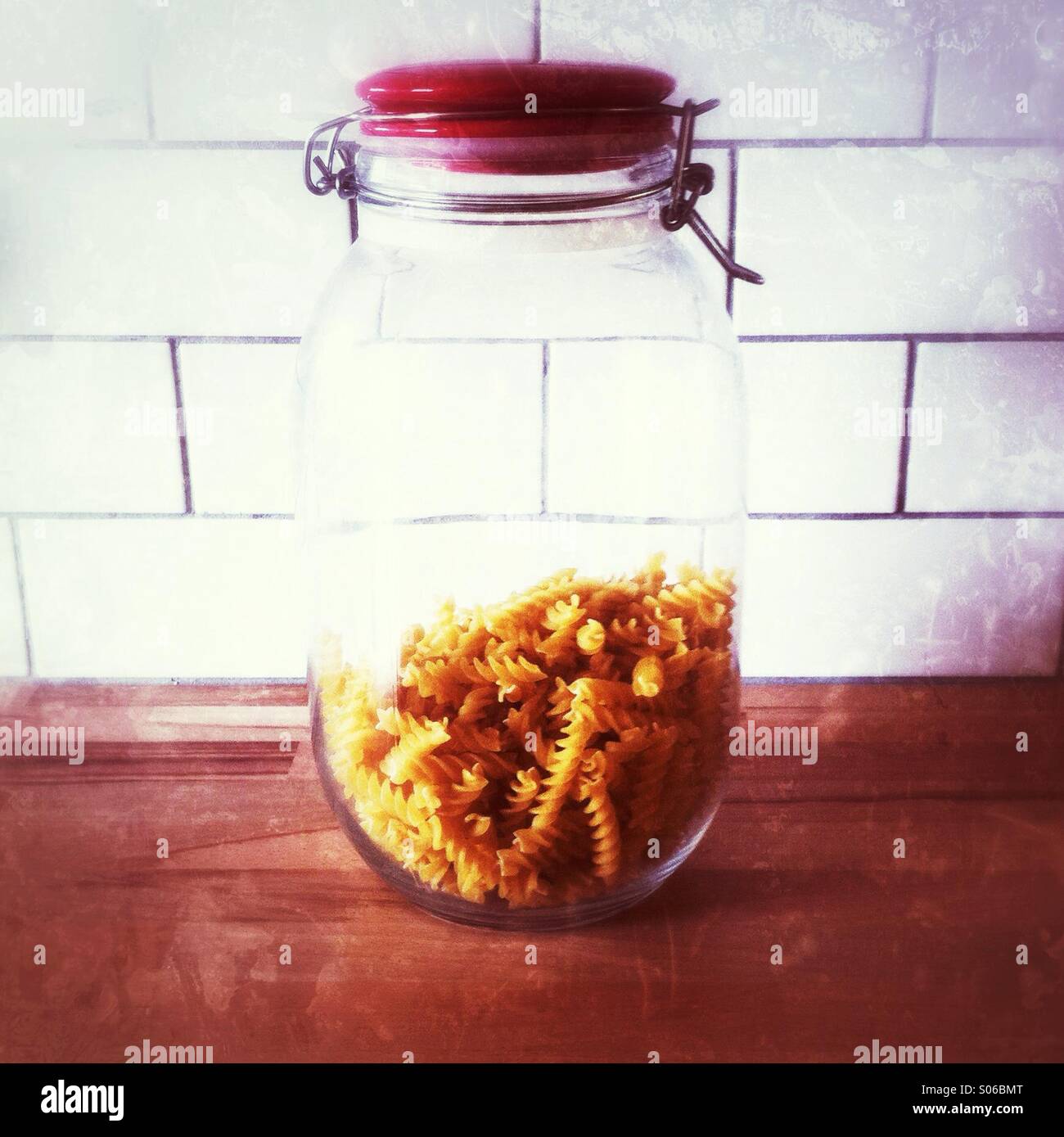Großes Glas getrocknete Fusilli-Nudeln - Smartphone-aufgenommenes Stockfoto