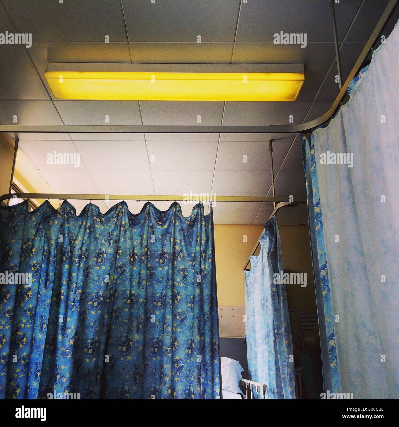 NHS Krankenhaus Kabine Wartezimmer. Stockfoto
