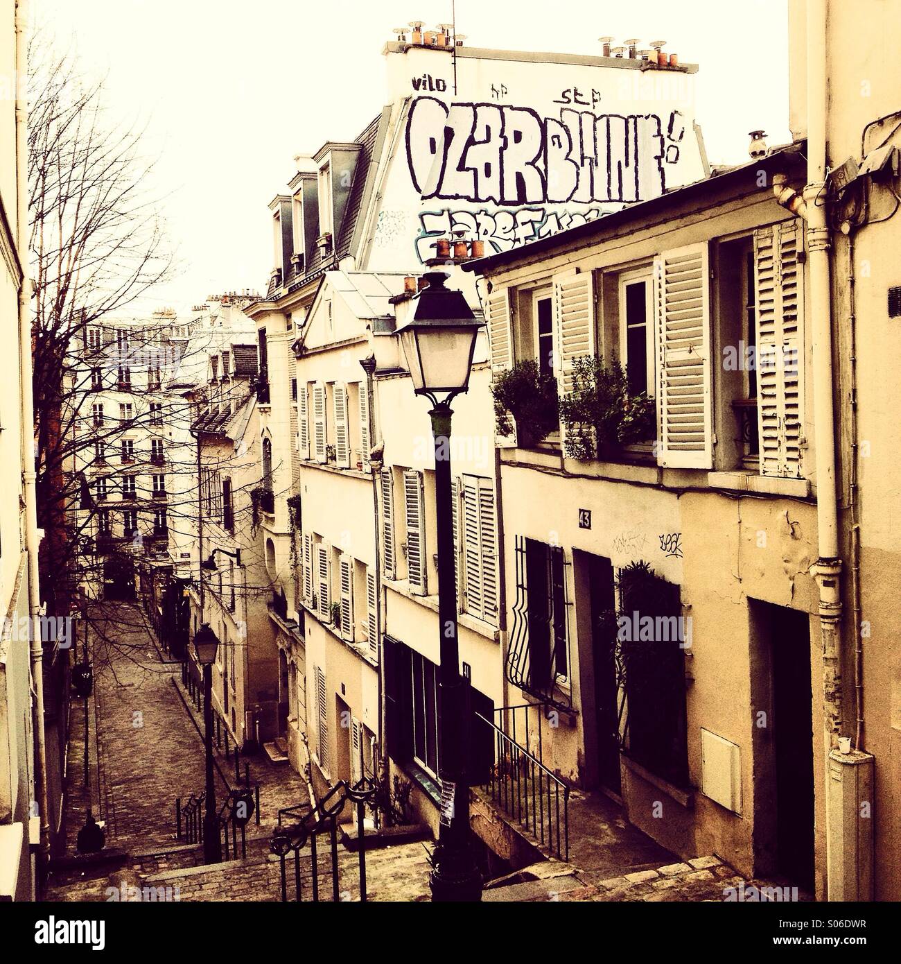 Gepflasterte Straße in Montmartre, Paris, Frankreich - Smartphone-aufgenommenes Stockfoto