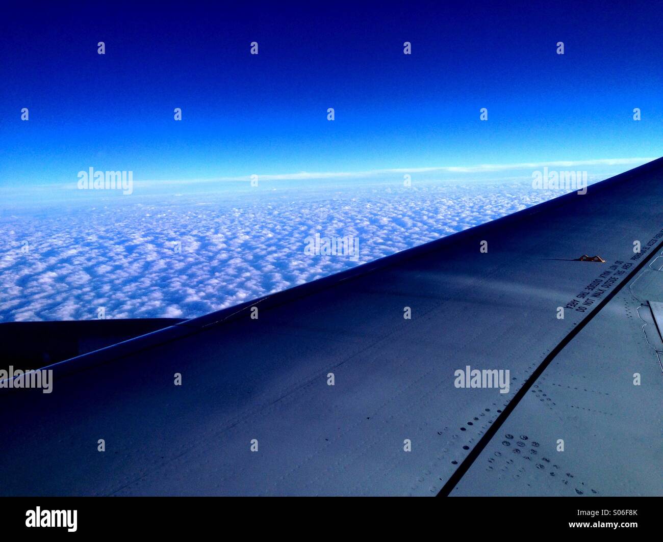 Blick auf den Himmel und Horizont aus einem Flugzeug an Bord von Los Angeles nach New York. - Smartphone-aufgenommenes Stockfoto