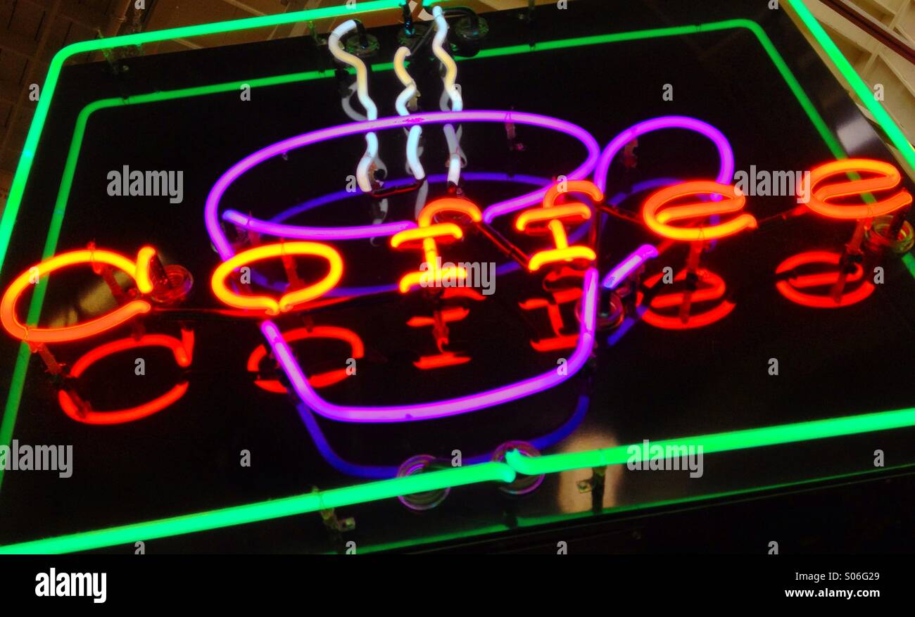 Leuchtreklame für Kaffee. Enthält ein lila Neon Cup, weiße Neon-Dampf, warmen orange und rote Neon Wort "Kaffee" und grün Neon Rahmen. Geeignet für ein Banner. North Market. Columbus, Ohio. Stockfoto
