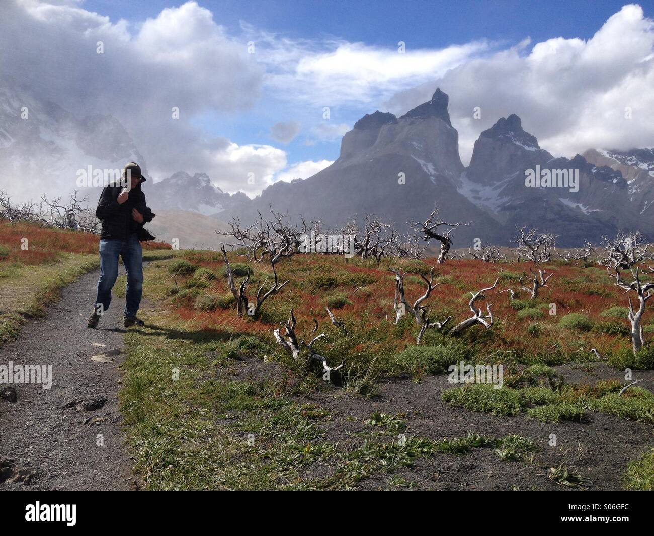Wanderer im Nationalpark Torres del Paine bei sehr starkem Wind, Chile, Südamerika - Smartphone-aufgenommenes Stockfoto