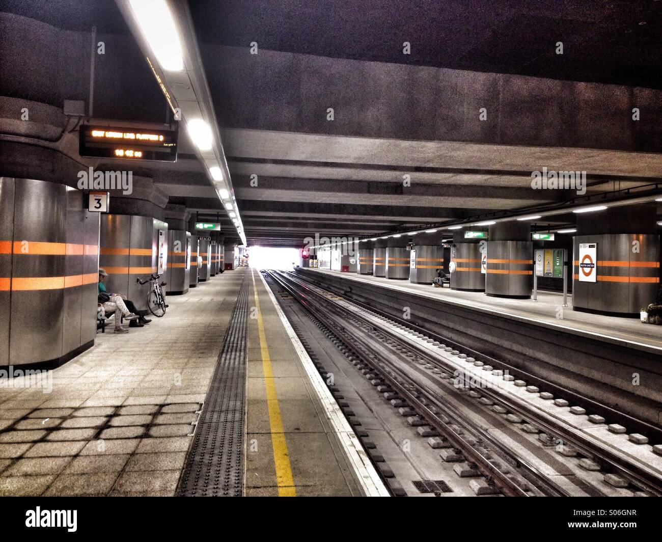Dalston Junction Bahnhof - Smartphone-aufgenommenes Stockfoto