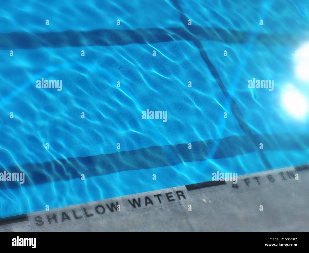 Schwimmbad mit seichtem Wasser Warnung Stockfoto