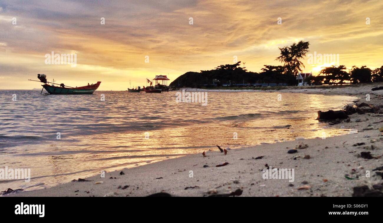 Silhouette Boot im Sonnenuntergang am tropischen Sandstrand in Thailand Stockfoto