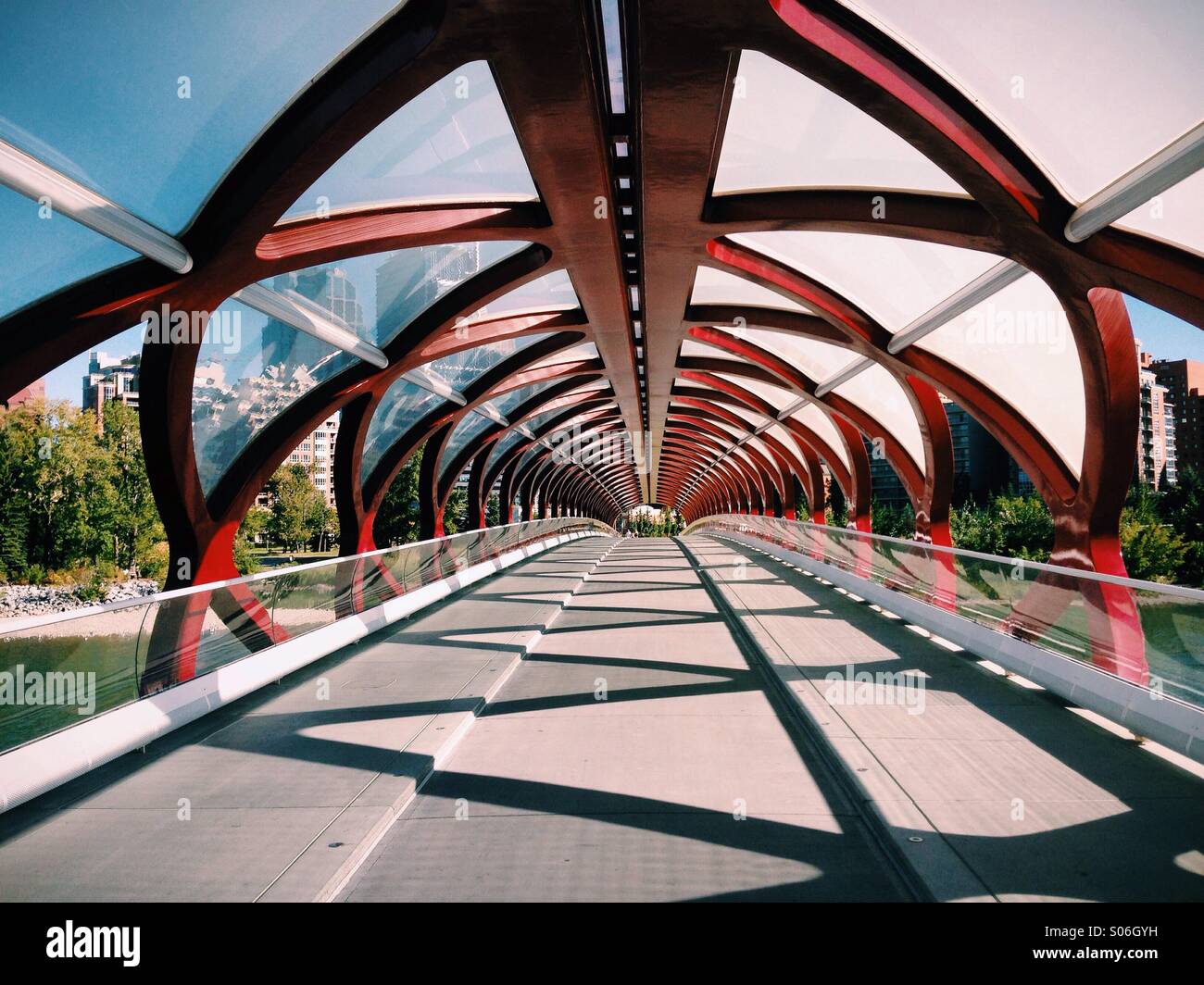 Ein Spätsommer-Nachmittag auf der Friedensbrücke in Calgary, Alberta, Kanada Stockfoto