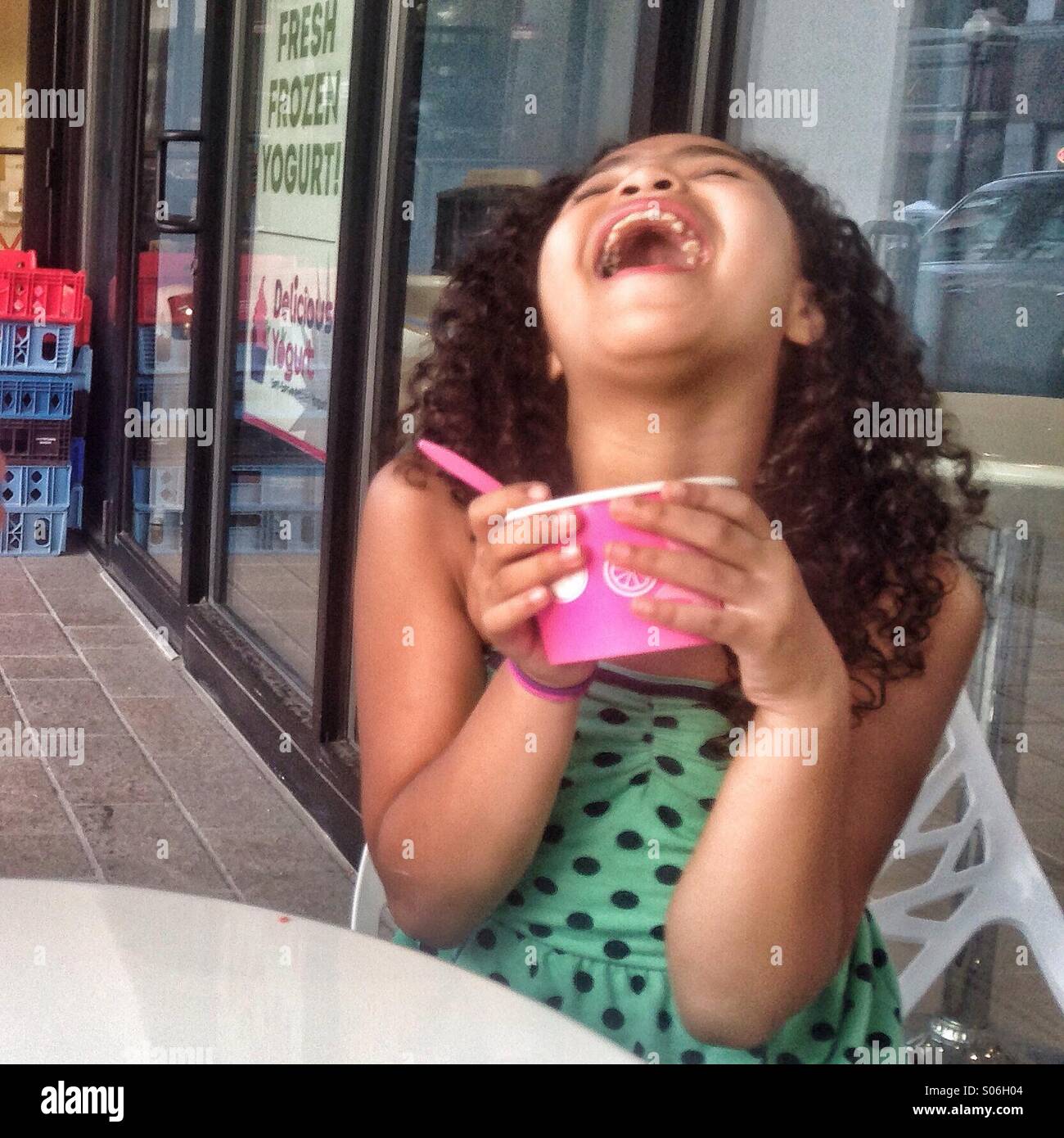 Ein Kind lacht mit Eis Stockfoto