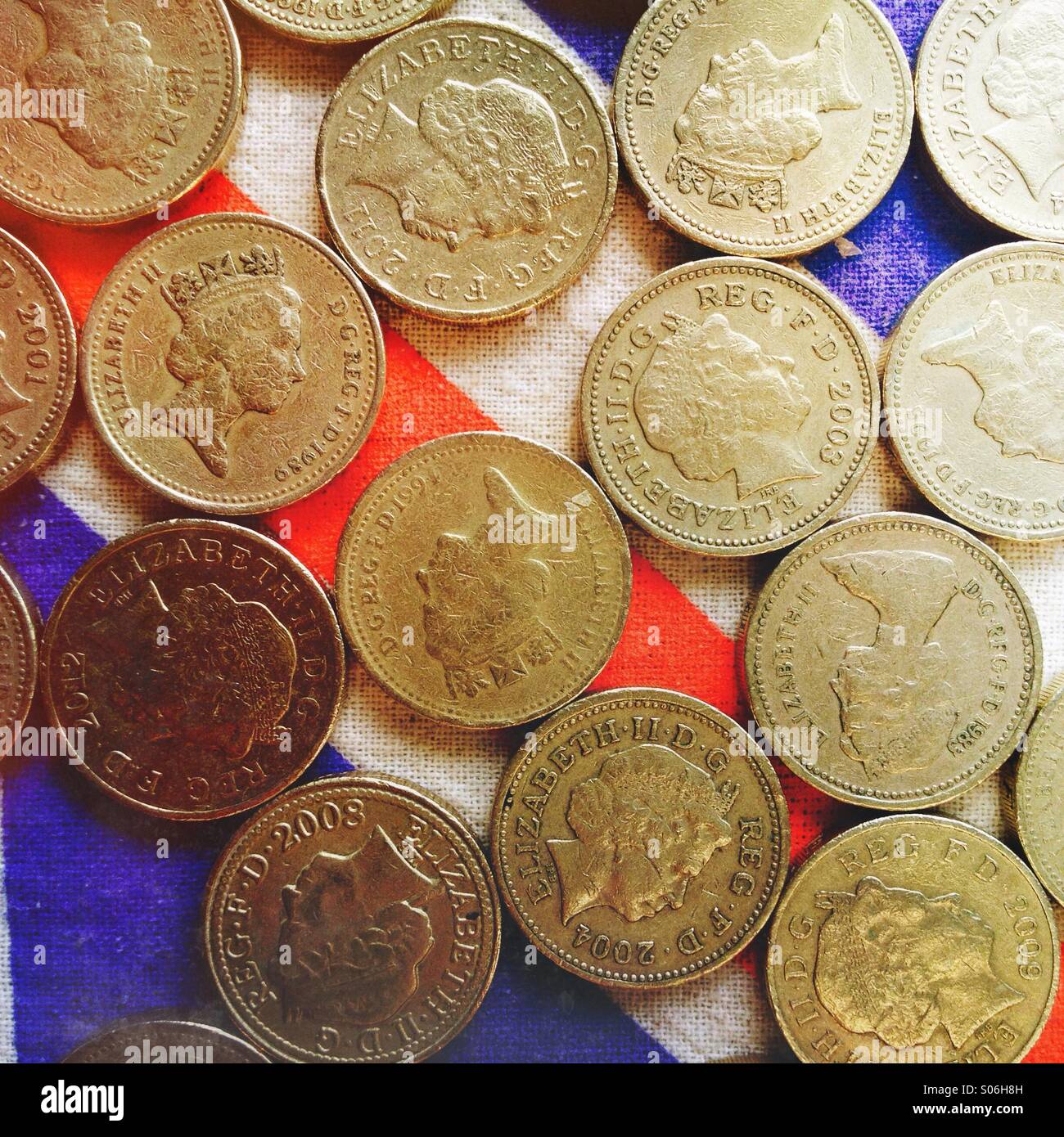 Pfund-Münzen auf einem Union jack Stockfoto