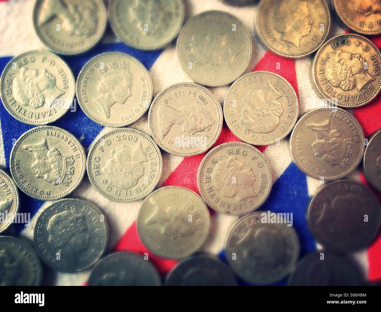 Pfund-Münzen auf dem Union jack Stockfoto