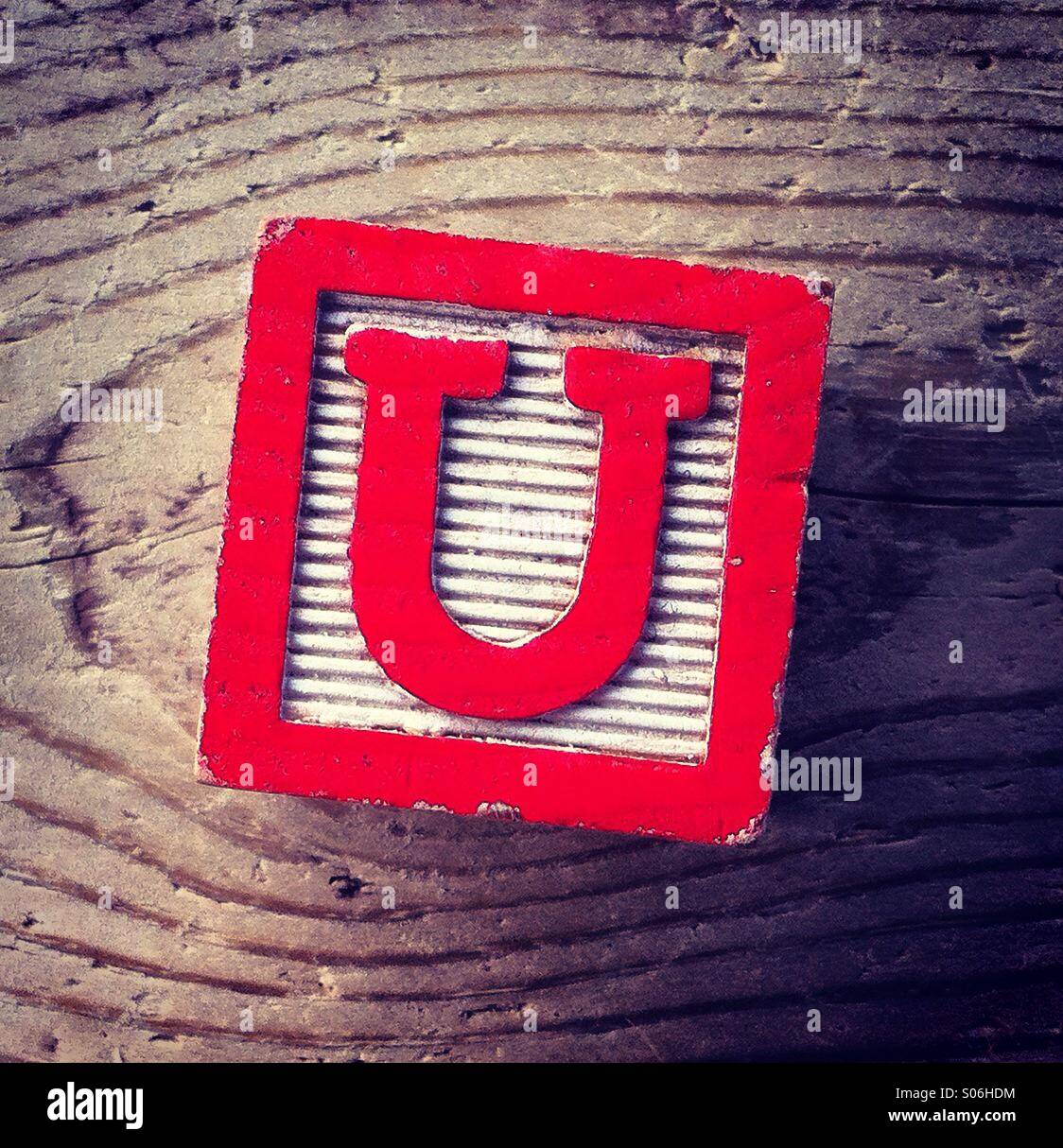 Es ist ein Holzschnitt-Spielzeug mit einem Alphabet Buchstaben drauf: U Stockfoto