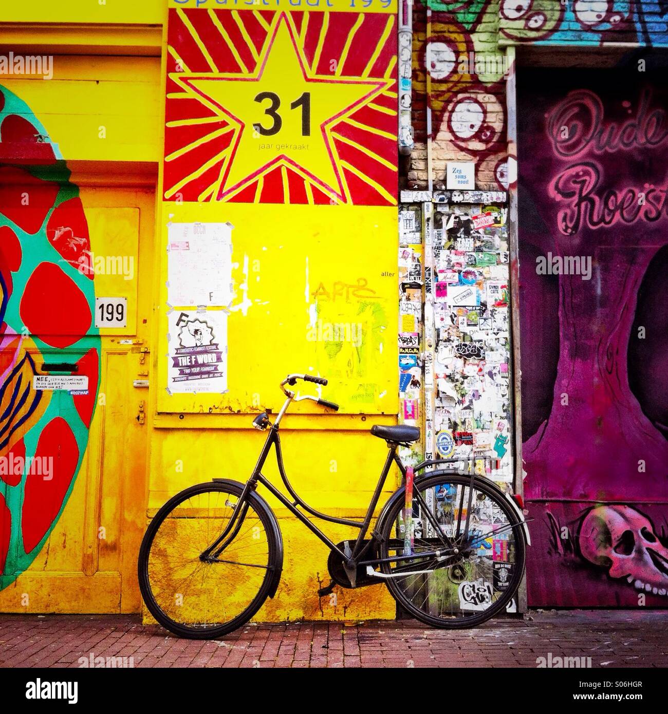 Ein Fahrrad, eine Wand mit Graffiti auf ihn gelehnt. Amsterdam Niederlande. Europa. Stockfoto
