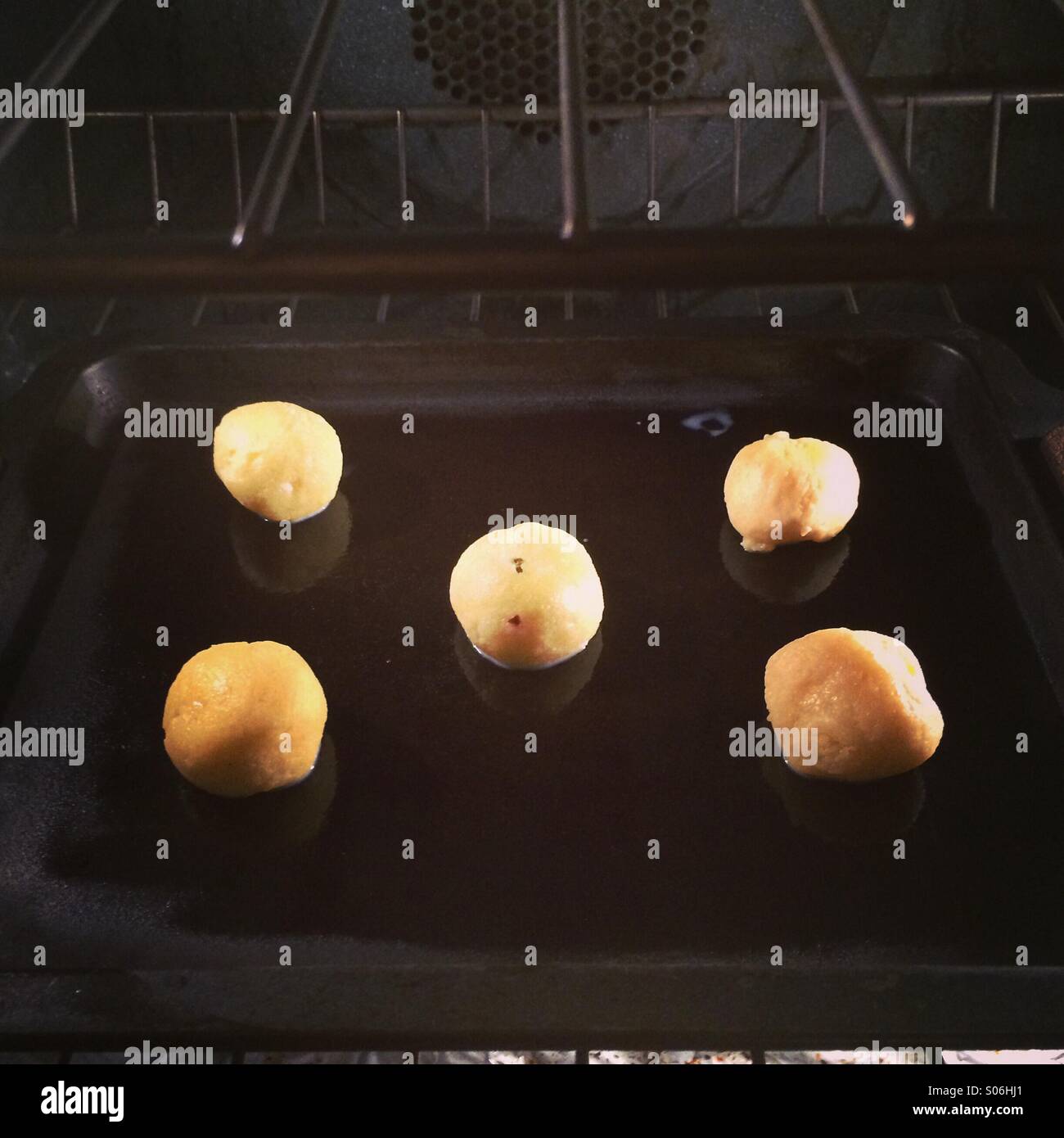 "Pao de Queijo" brasilianische Käsebrot backen, hergestellt mit Maniok-Mehl, glutenfrei - Smartphone-aufgenommenes Stockfoto