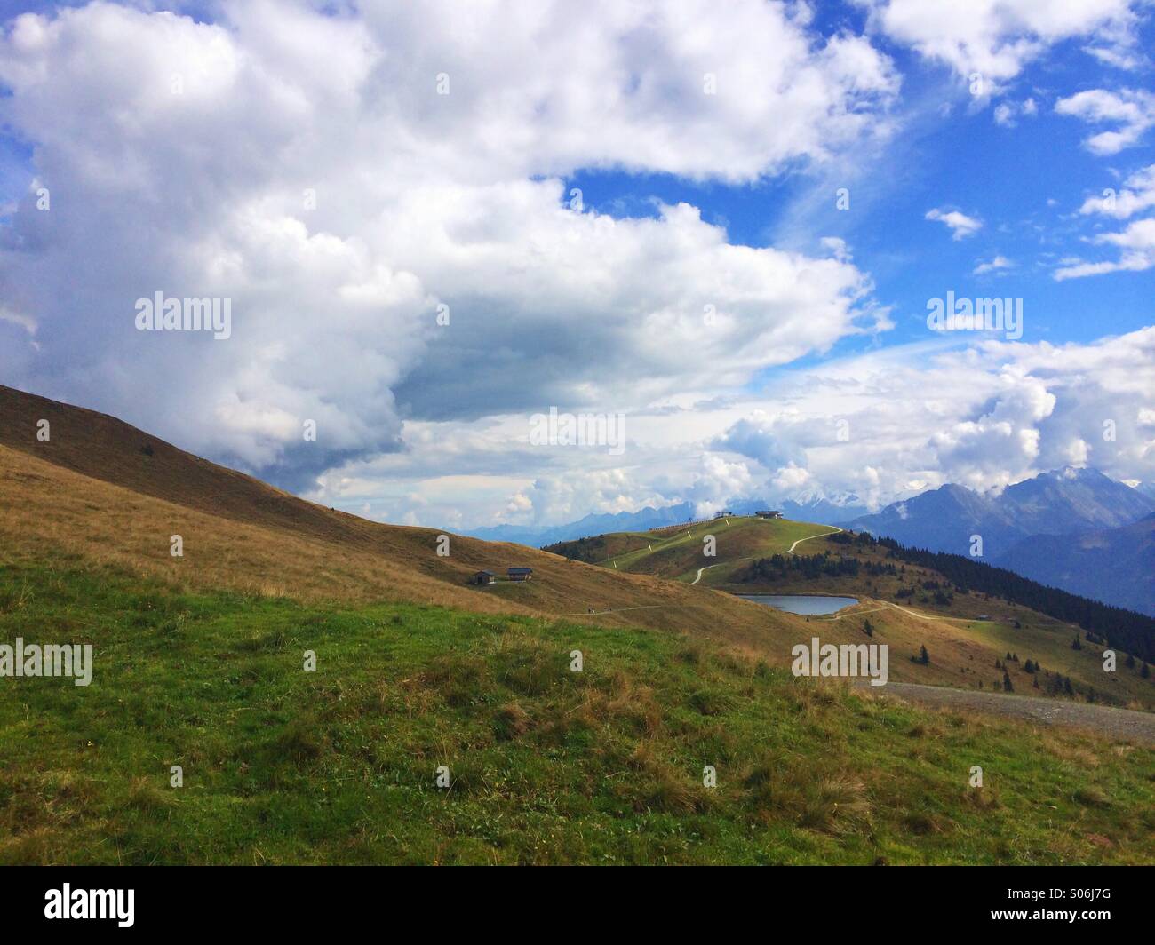 Herbstlandschaft im Tiroler Alpen in Österreich - Smartphone-aufgenommenes Stockfoto
