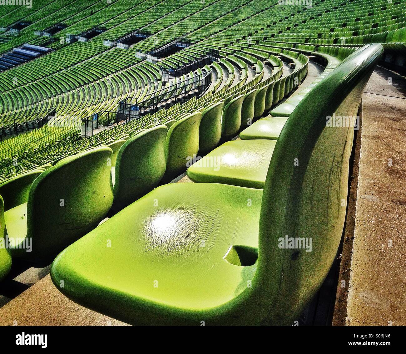 Leere grüne Sitze im Olympiastadion in München, Bayern, Deutschland, Europa Stockfoto