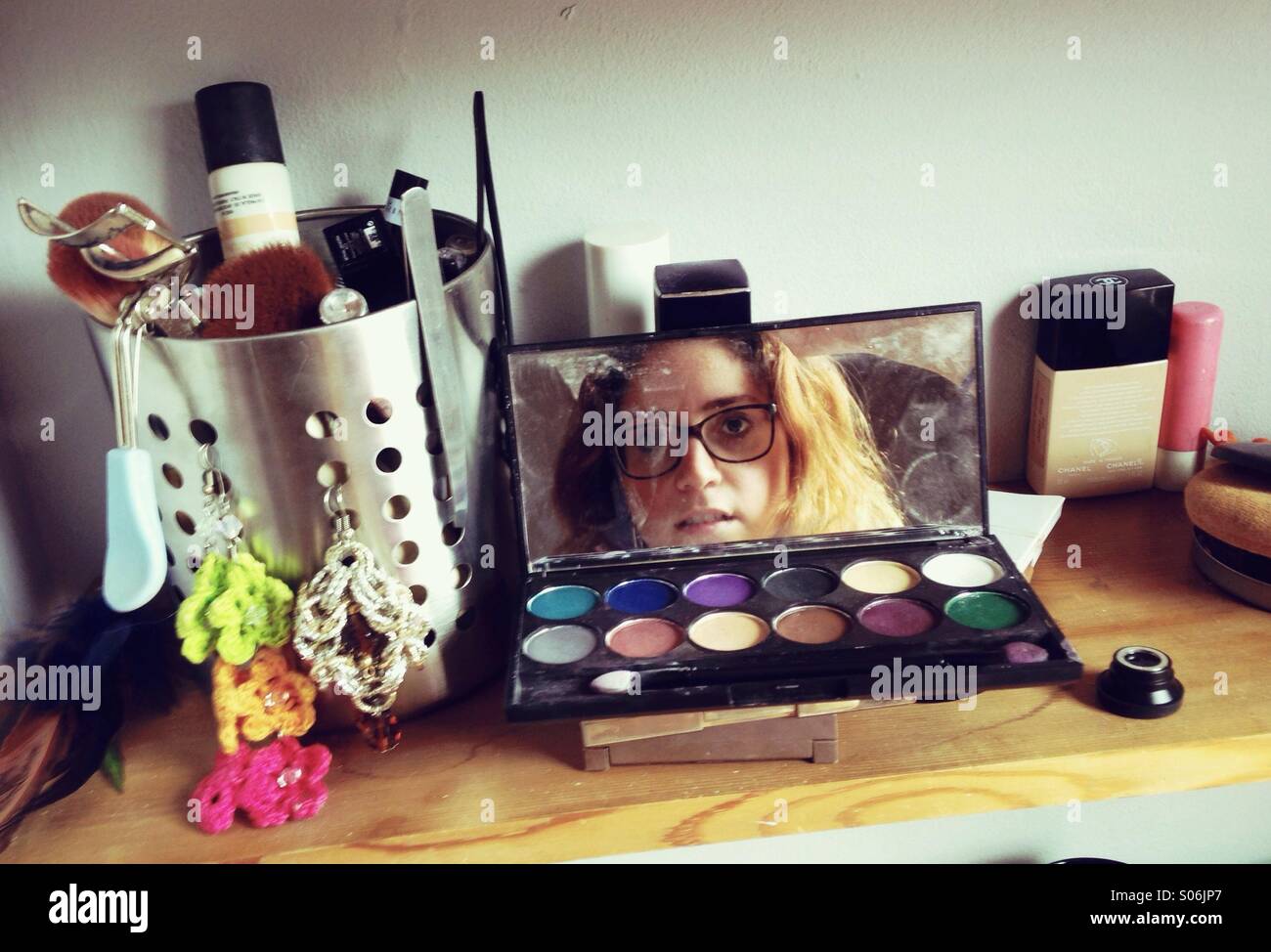 Reflexion eines Mädchens in ihr Make-up-set Stockfoto
