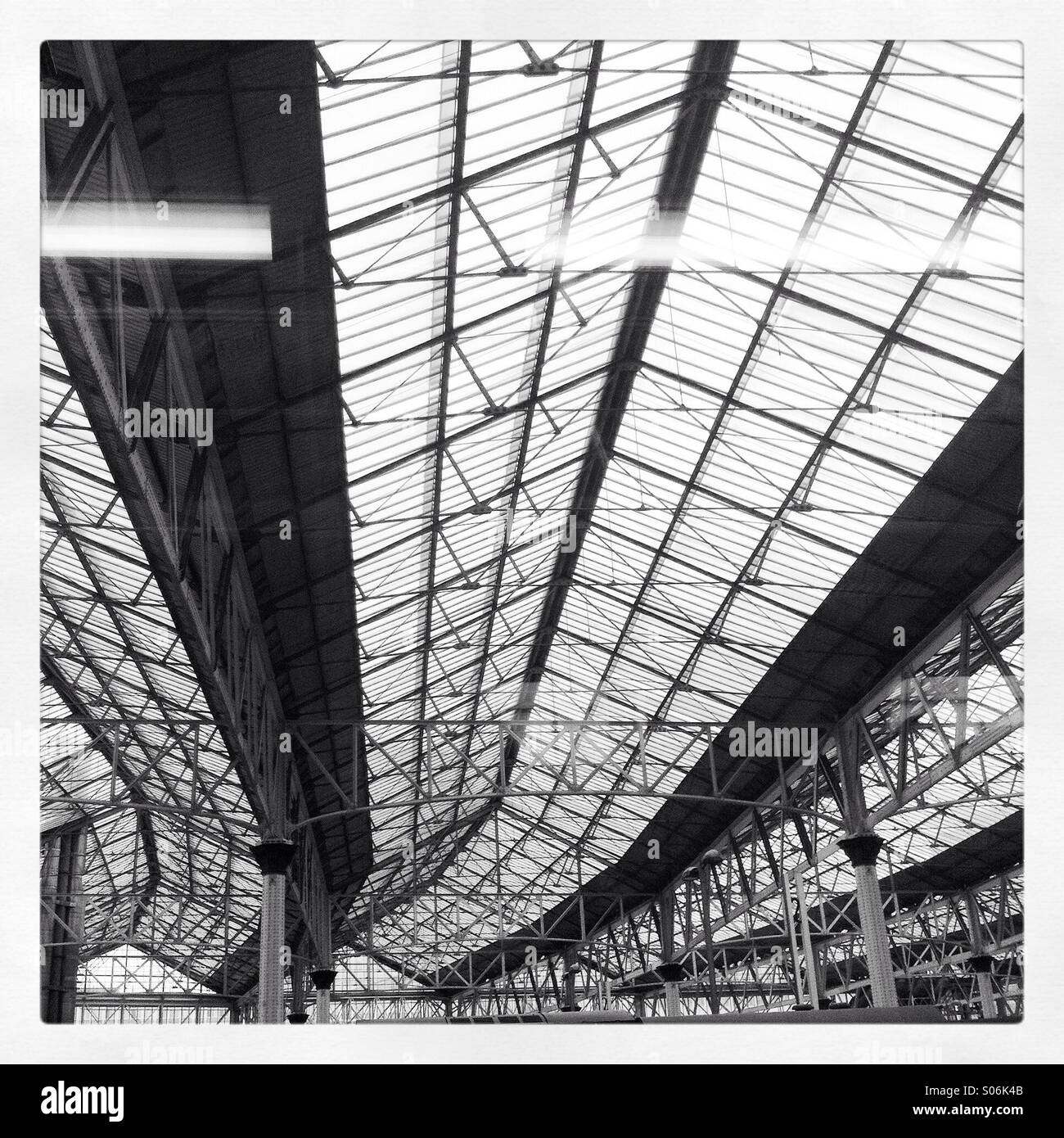 Nach oben auf das Dach über die Plattformen in Waterloo Station, London Stockfoto