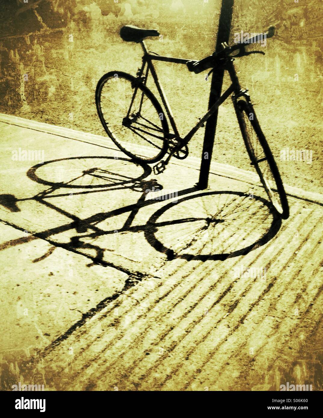 Fahrrad geparkt - Smartphone-aufgenommenes Stockfoto