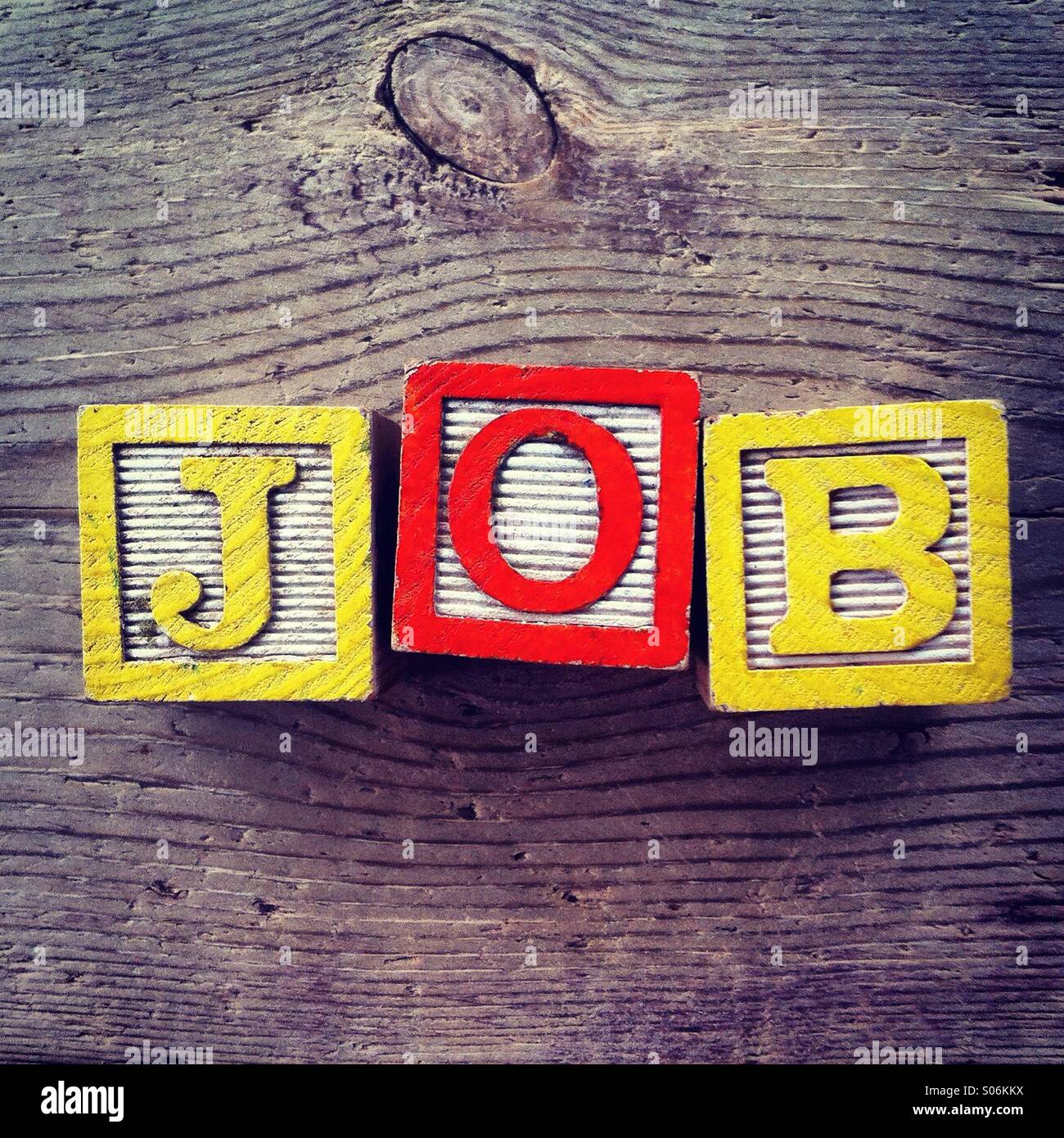 Es ist ein Foto der Holzschnitte Spielzeug wird Alphabet Buchstaben auf ihnen, die kombiniert zusammen, um das Wort JOB sind - Smartphone-aufgenommenes Stockfoto