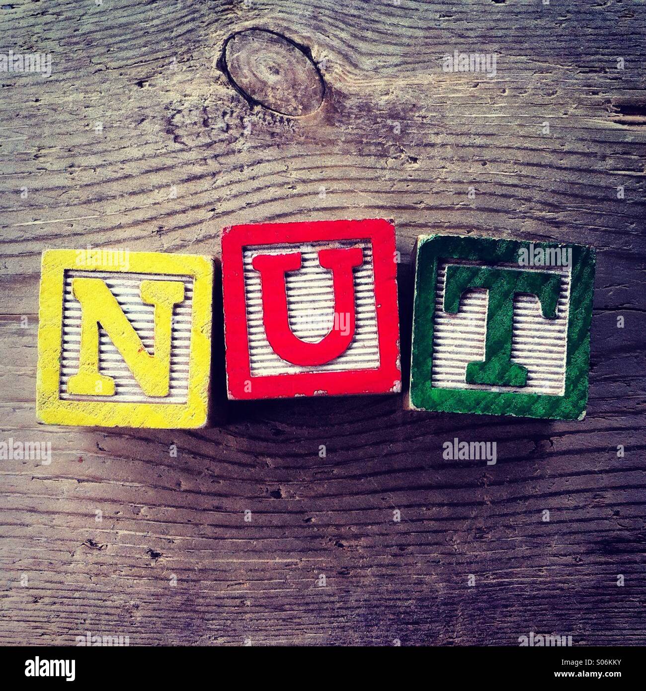 Es ist ein Foto der Holzschnitte Spielzeug wird Alphabet Buchstaben auf ihnen, die kombiniert zusammen, um das Wort Mutter sind - Smartphone-aufgenommenes Stockfoto