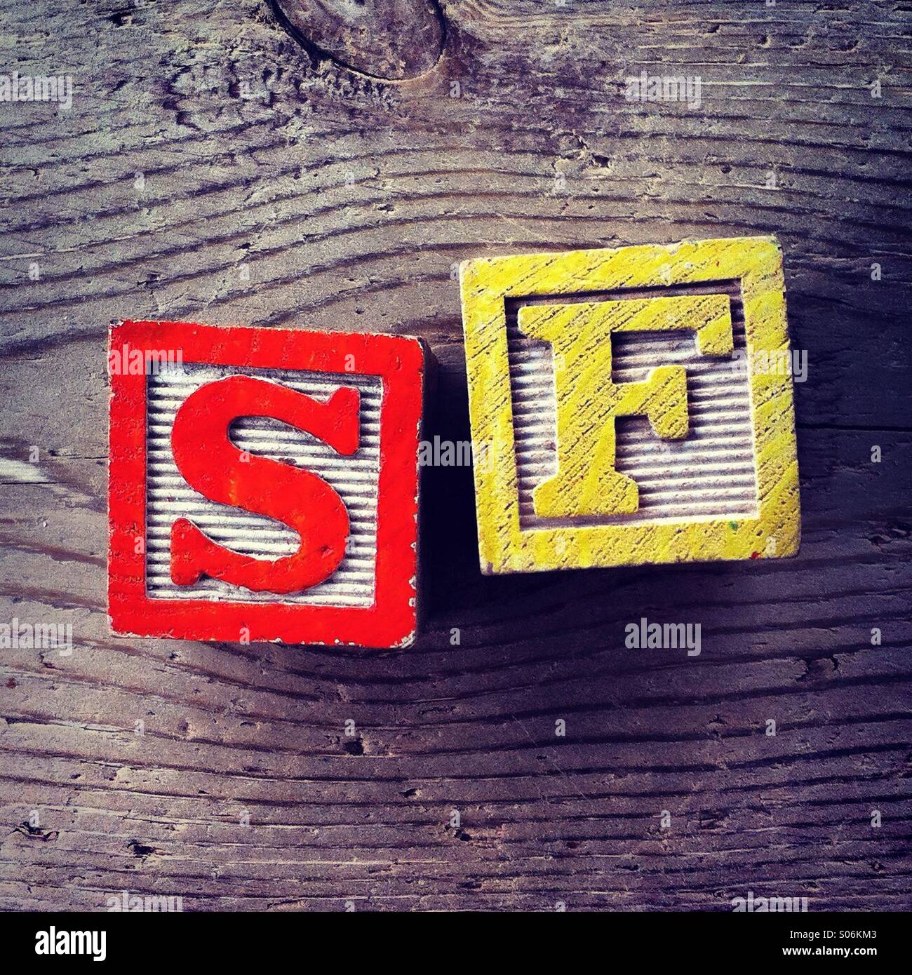 Es ist ein Foto der Holzschnitte Spielzeug wird Alphabet Buchstaben auf ihnen, die kombiniert zusammen, um die Abkürzung SF sind - Smartphone-aufgenommenes Stockfoto