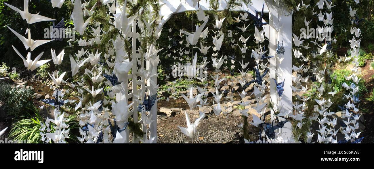 Kraniche aus Papier hängen von Hochzeit im freien "Altar" - Symbole für Glück und Langlebigkeit. Portland, Oregon - Smartphone-aufgenommenes Stockfoto