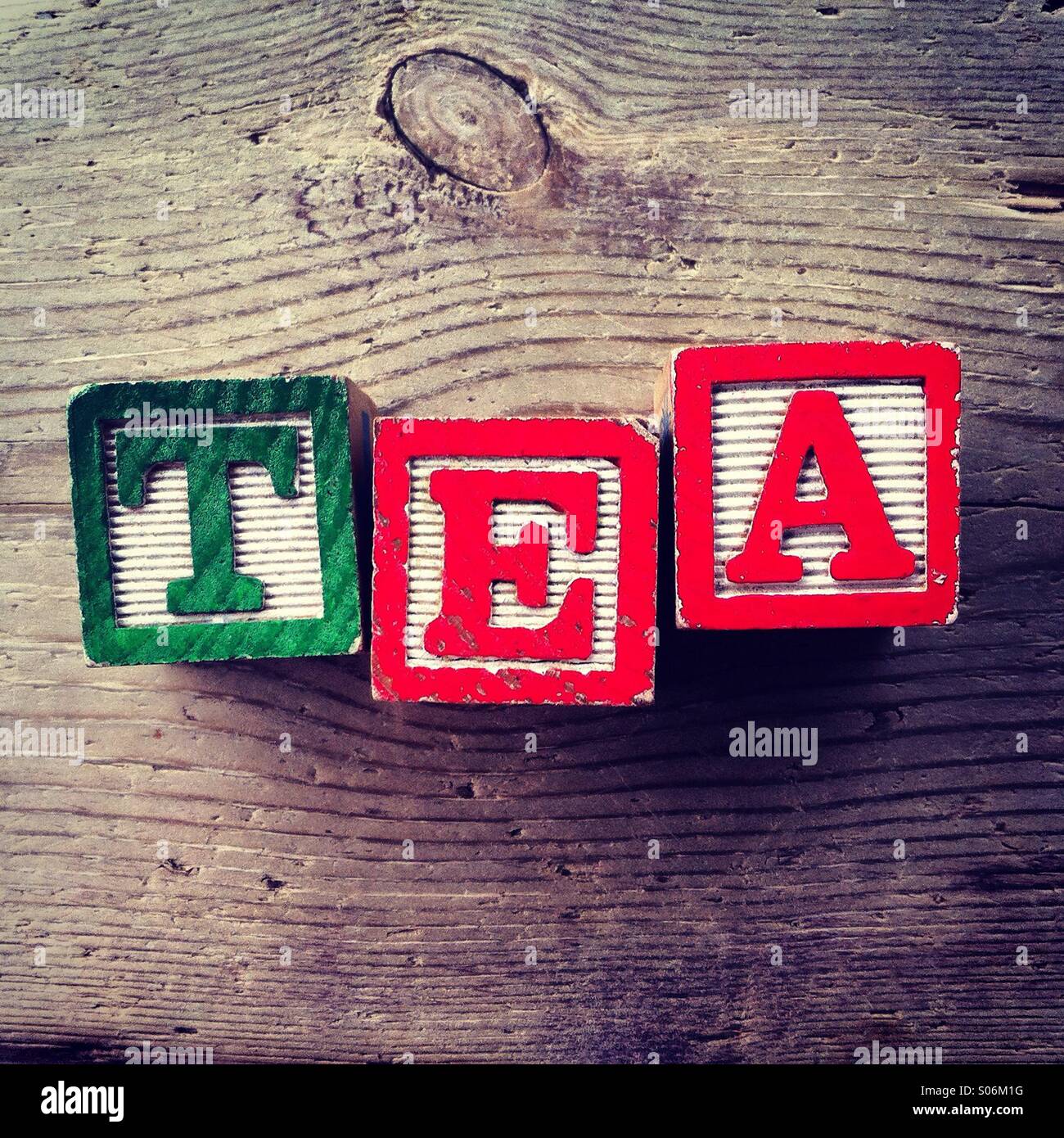 Es ist ein Foto der Holzschnitte Spielzeug wird Alphabet Buchstaben auf ihnen, die kombiniert zusammen, um das Wort Tee sind - Smartphone-aufgenommenes Stockfoto