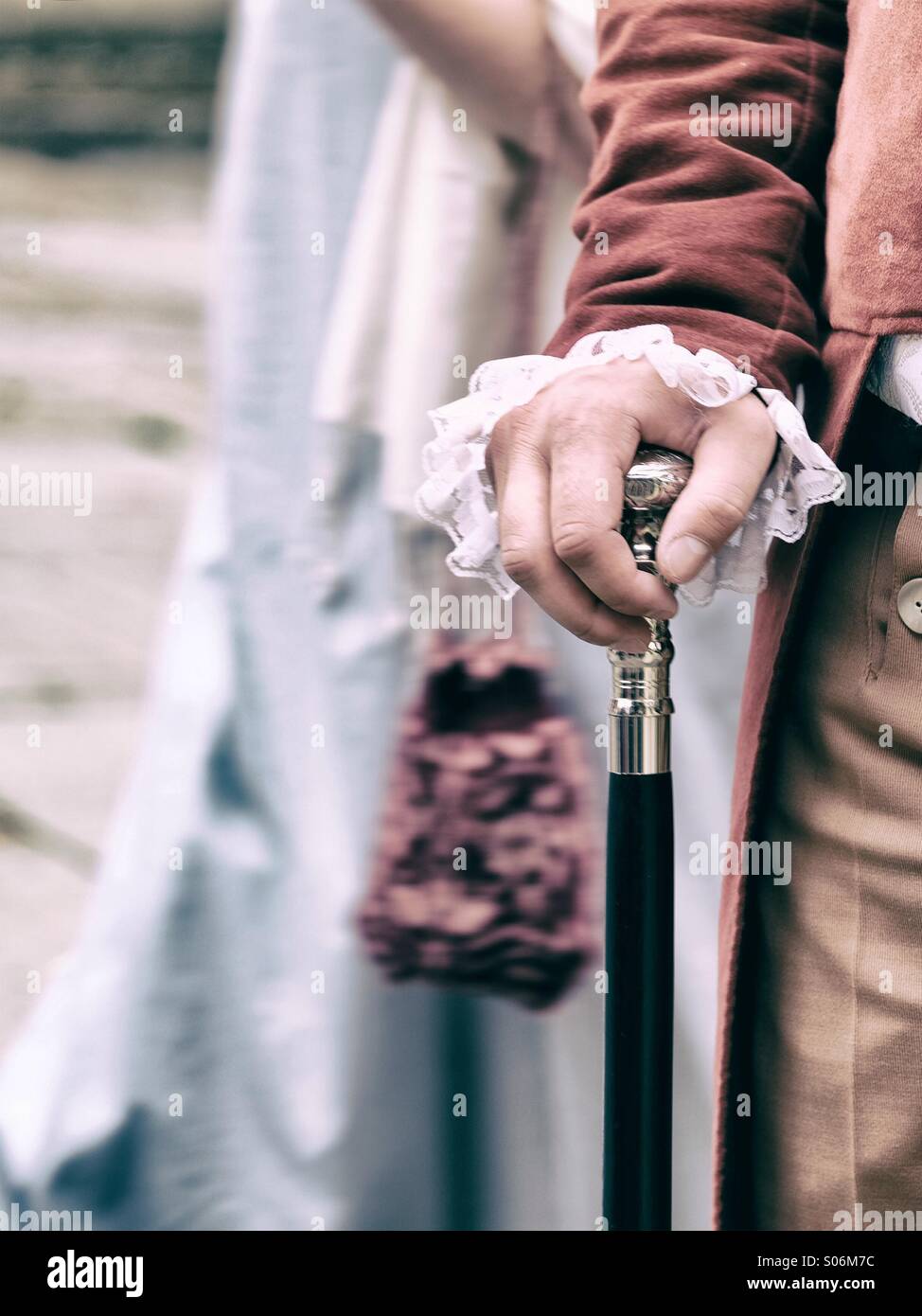 Regency Gentleman hält eine silberne Spitze Rohrstock Stockfoto