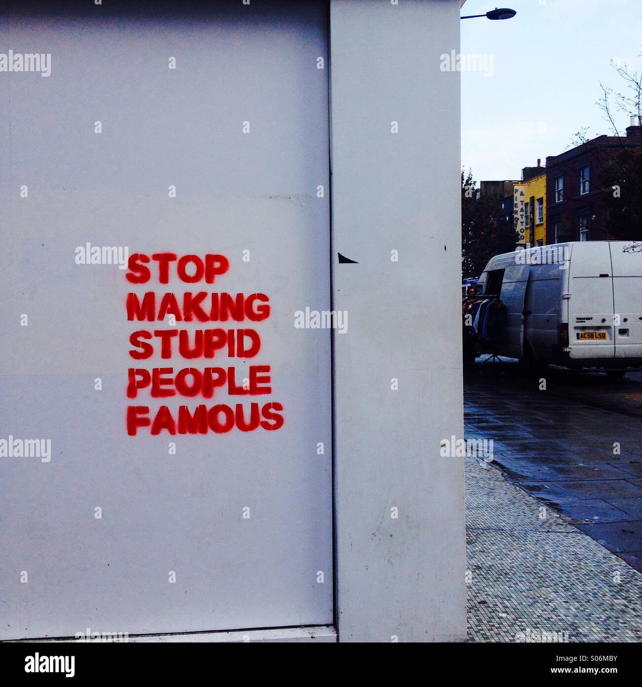 Stop Making dumme Menschen berühmt, Graffiti in Camden Town, London Stockfoto