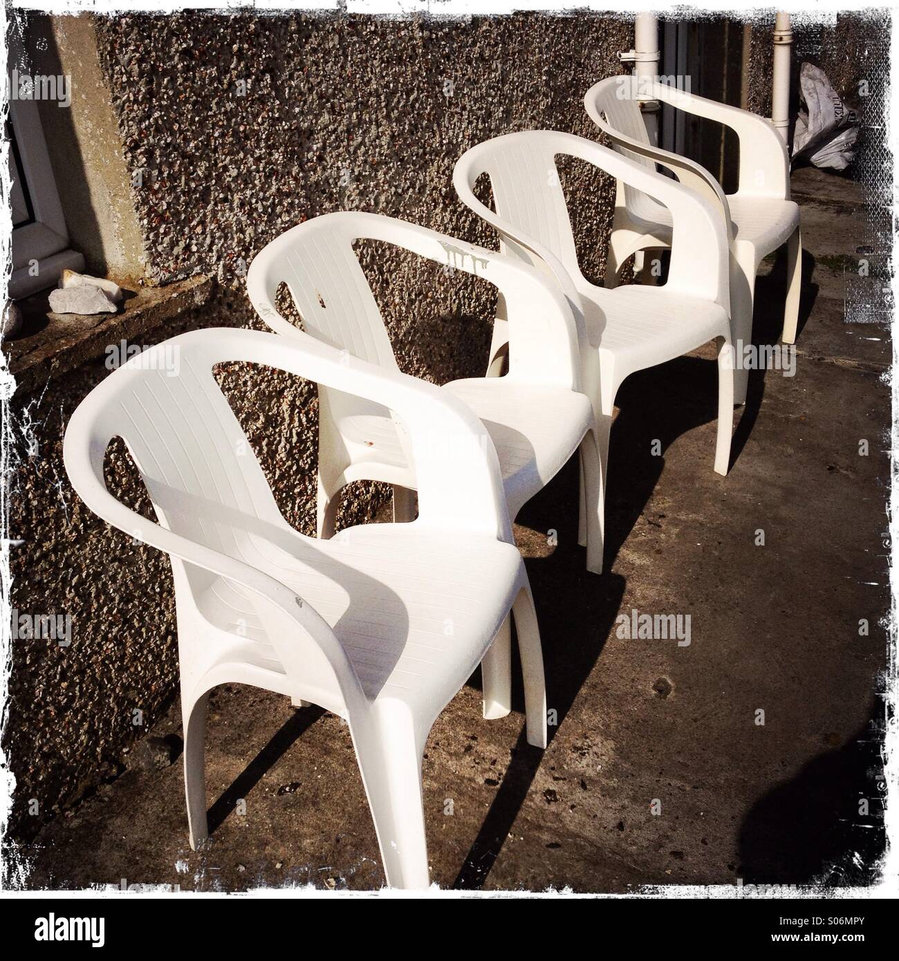 Eine Reihe von Kunststoff-Stühle Stockfoto