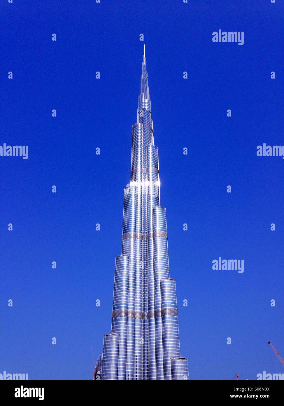 Blick auf Burj Khalifa Wolkenkratzer in Dubai Vereinigte Arabische Emirate - Smartphone-aufgenommenes Stockfoto