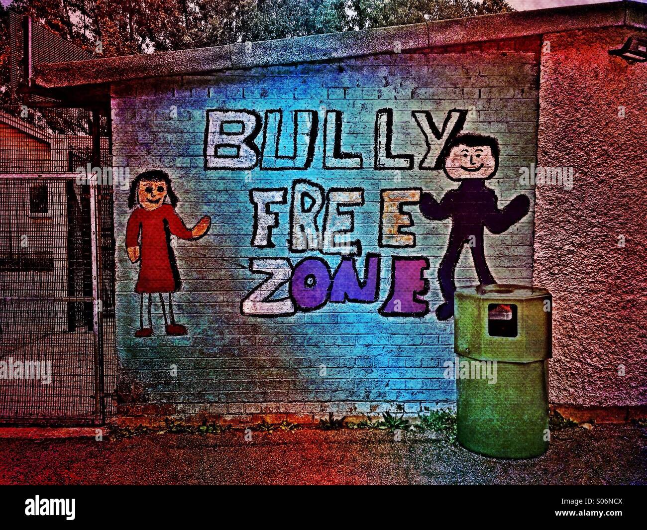 Wandbild gemalt an der Schule Spielplatz Wand darauf hinweist, dass dies eine "BULLY FREE ZONE." Bildnachweis - © COLIN HOSKINS. - Smartphone-aufgenommenes Stockfoto