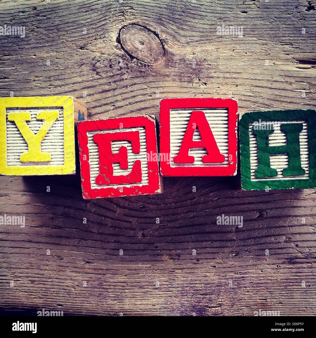 Es ist ein Foto der Holzschnitte Spielzeug wird Alphabet Buchstaben auf ihnen, die kombiniert zusammen, um das Wort YEAH sind Stockfoto